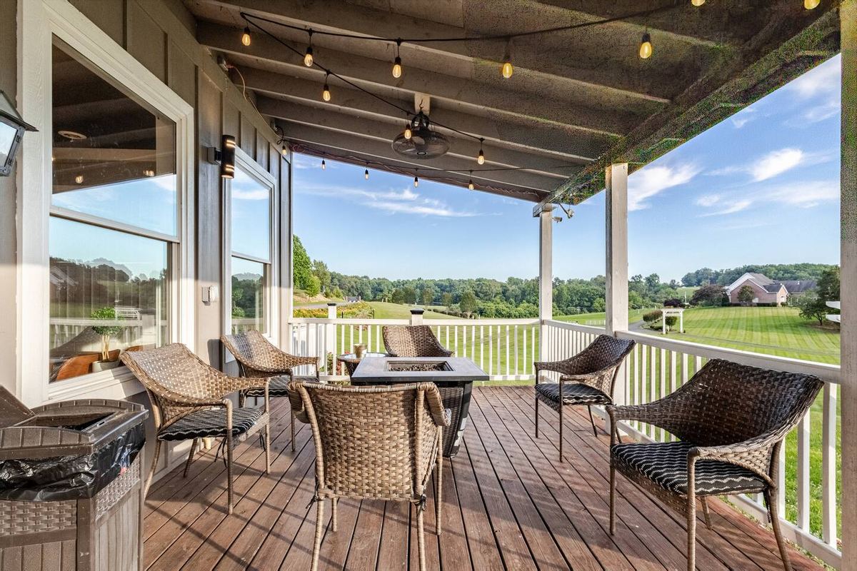 Milkbarn 3D tour — covered porch with dining tables