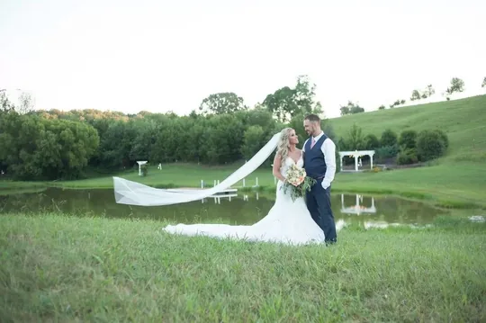 Una pareja de novios en la Pradera Pequeña, un claro abierto de pasto sobre el estanque