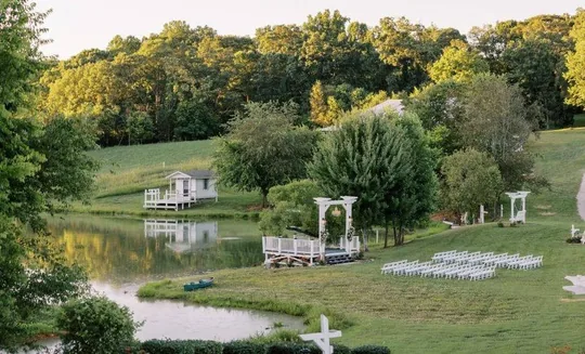 Vista aérea de los sitios de ceremonia a lo largo del estanque en Cedar Pond Farms en New Market, Tennessee