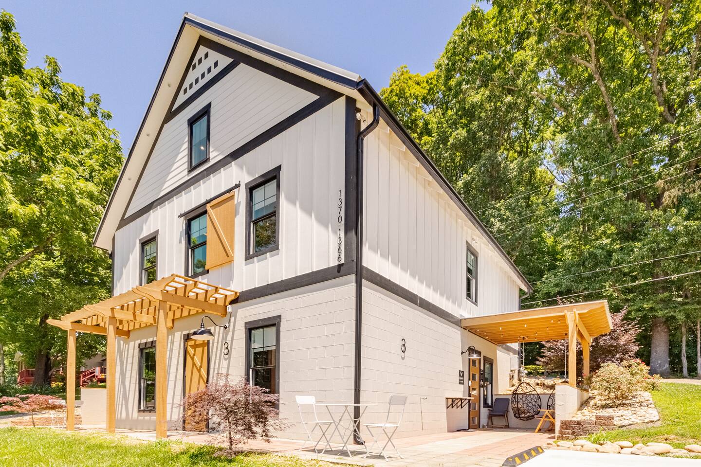 Barndo 3AS at Cedar Pond Farms in Jefferson City — a one-bedroom barndominium suite on a working farm with Scottish Highland cattle.
